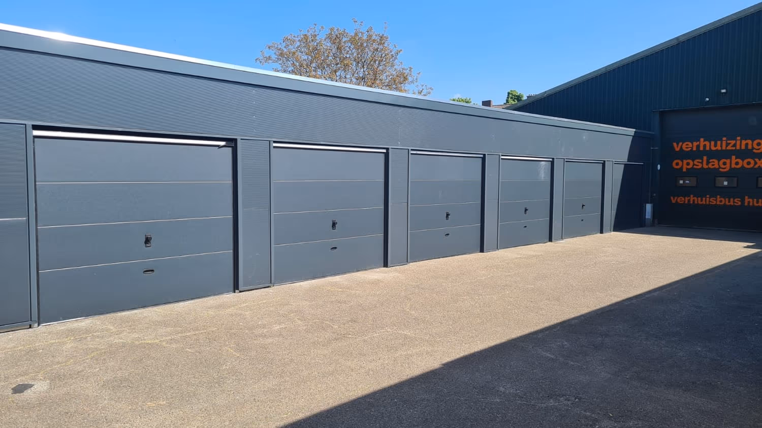 Garageboxen op het terrein van Veilig Opslaan in Swalmen