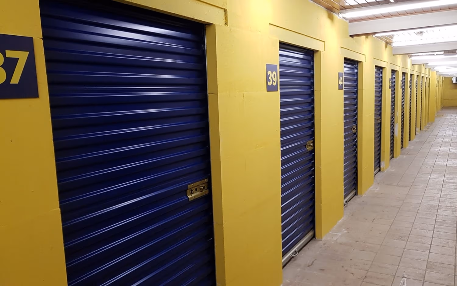Gang met opslagboxen in de hal van Veilig Opslaan in Swalmen